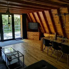 Przytulne domki nad morzem 50 m od plaży. Drewniane wnętrze z salonem, jadalnią i widokiem na ogród. Idealne miejsce na relaks.