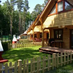 Drewniane domki nad morzem z psem czekają na gości. Piękny ogród i grill zachęcają do wypoczynku.