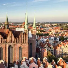 Widok na Bazylikę Mariacką i urokliwe kamienice Gdańska Stare Miasto.