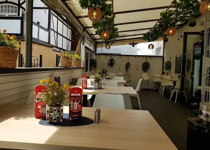 Gdzie zjeść w Mielnie? Odkryj najlepsze smaki i uniknij pułapek.