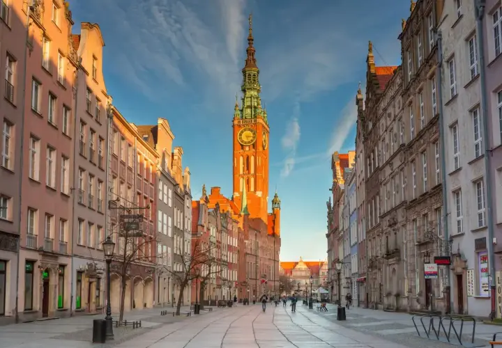 Spacerem po Długiej w Gdańsku, podziwiając Ratusz Głównego Miasta i kamienice. To jedne z najlepszych atrakcji w Gdańsku.