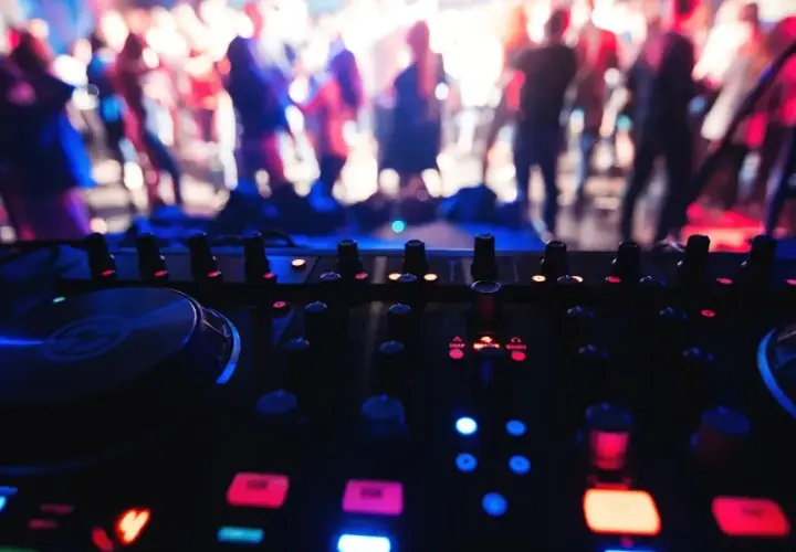 Ustroń: Gdzie potańczyć? Kluby, dancingi i muzyka dla każdego!