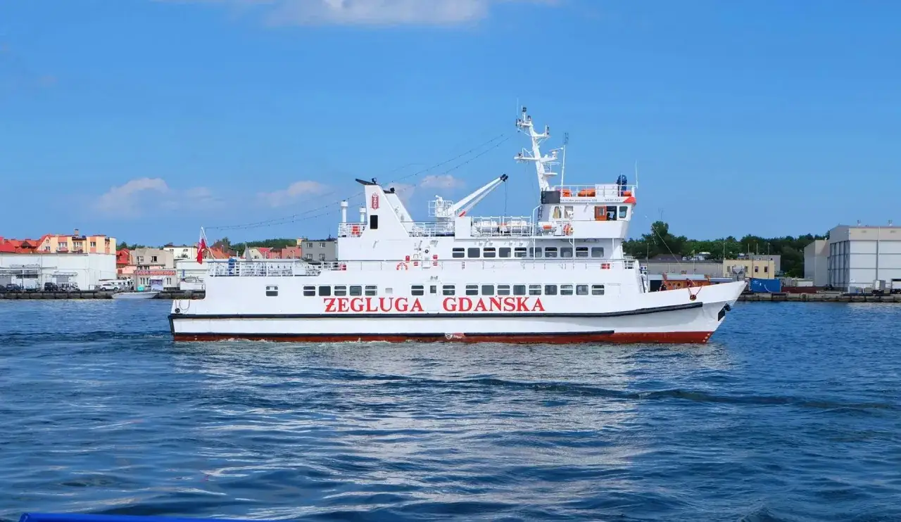 Biały tramwaj wodny Gdańska z czerwonym napisem