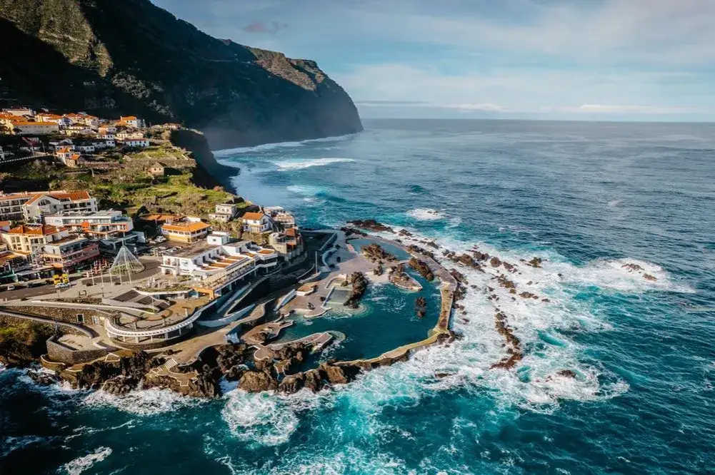 Naturalne baseny wulkaniczne Porto Moniz