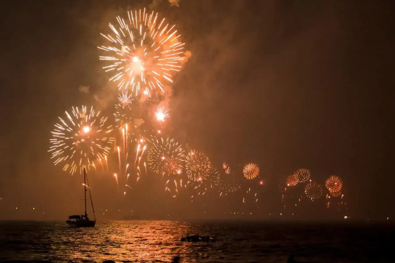 Sylwester nad morzem zima plaża fajerwerki