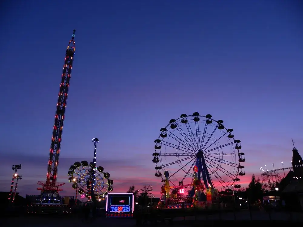 Lunapark Sowiński Władysławowo widok ogólny wieczór