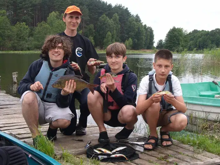 rodzina na rybach z dziećmi