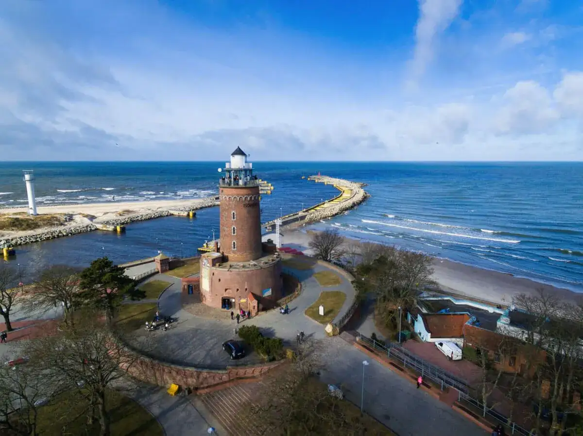 Zimowy Kołobrzeg molo plaża latarnia